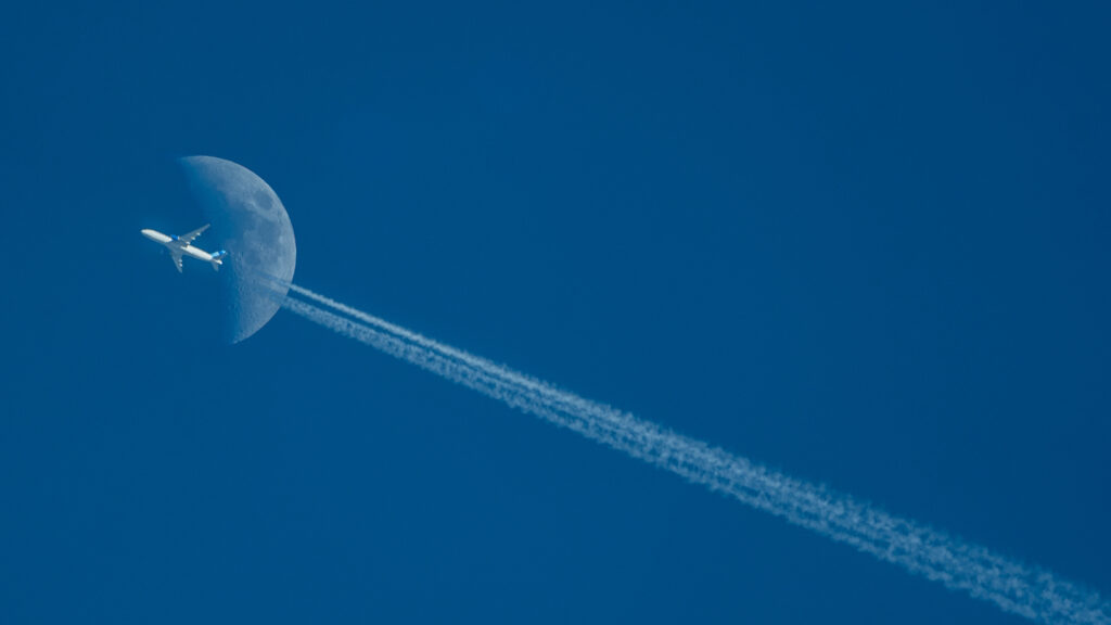 United Airlines Fly Past Colour