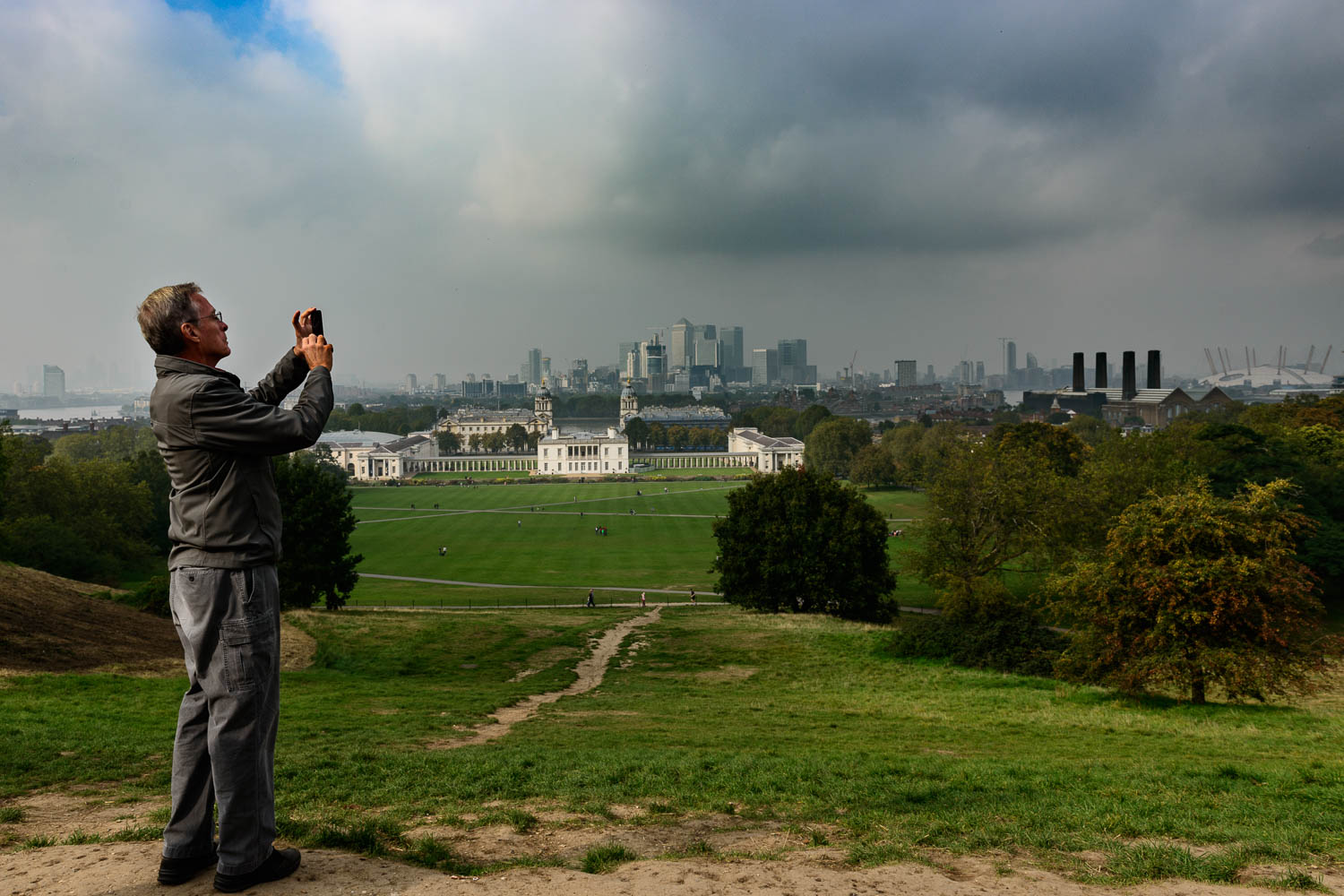 Idiot with iPhone far more important than 100 peopel behind the barriier taking their pictures at Greenwich Observatory